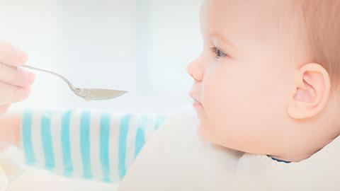 ¿Estás pensando ya en introducir alimentos sólidos a la dieta de tu bebé?